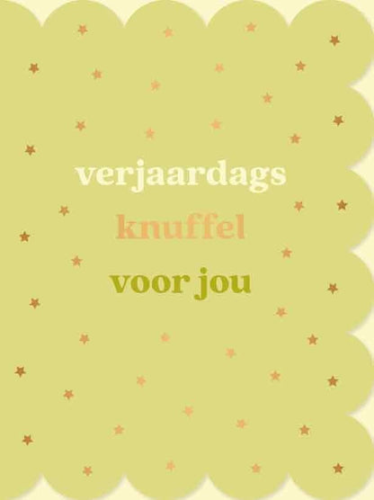 Op deze wenskaart staan gouden sterren op een groene achtergrond met in het midden de tekst: "Verjaardags knuffel voor jou".