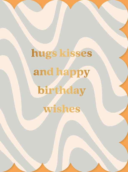 Op deze wenskaart staan lijnen in de kleuren beige en licht paars, met in het midden de tekst: "Hug kisses and happy birthday wishes".