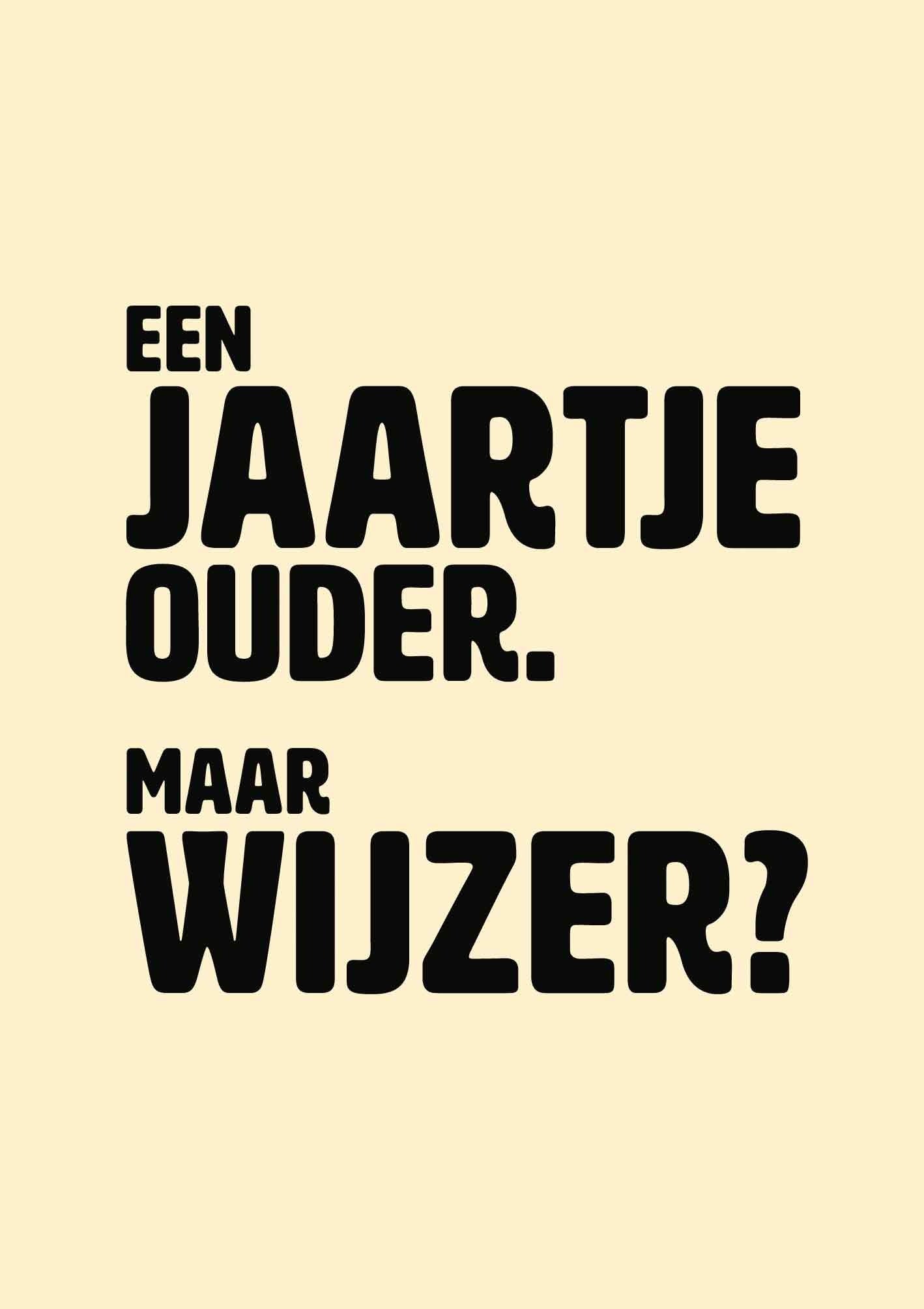 Op deze wenskaart staat de tekst: "Een jaartje ouder. Maar wijzer?" op een beige achtergrond.