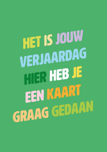Op deze wenskaart staat de tekst: "het is jouw verjaardag hier heb je een kaart graag gedaan" op een groene achtergrond.