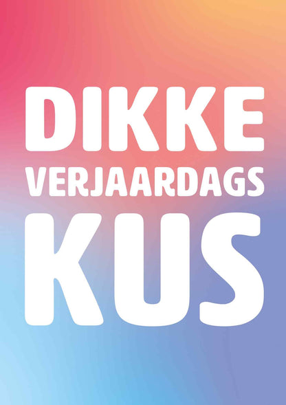 Op deze wenskaart staat de tekst: "Dikke verjaardagskus" met een achtergrond in dekleuren rood, oranje, blauw en paars.