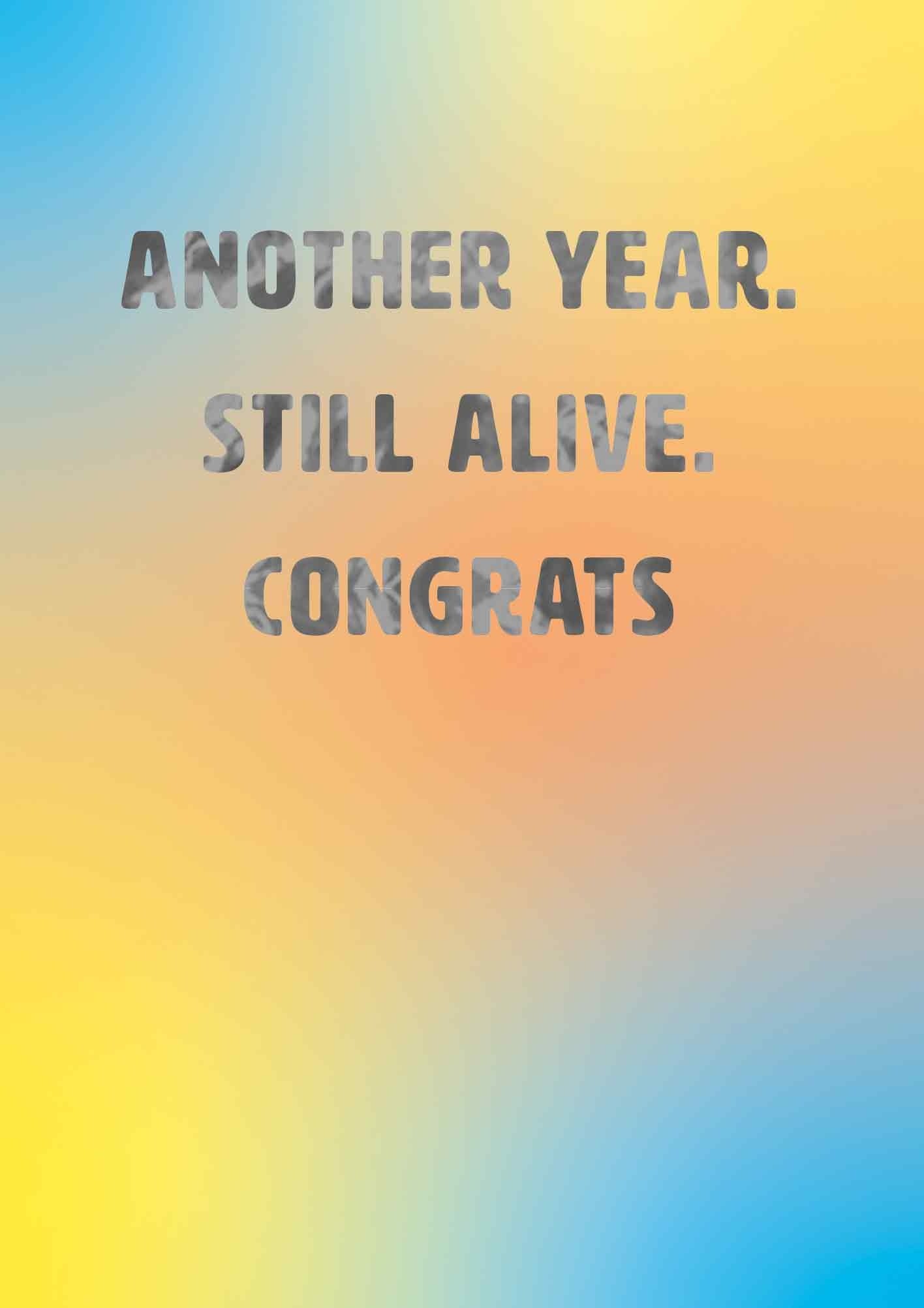 Op deze wenskaart staat de tekst: "Another year. Still alive. Congrats" op een geel / blauwe achtergrond.