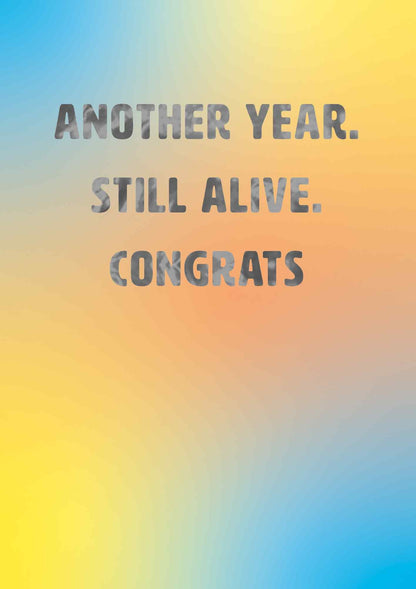 Op deze wenskaart staat de tekst: "Another year. Still alive. Congrats" op een geel / blauwe achtergrond.