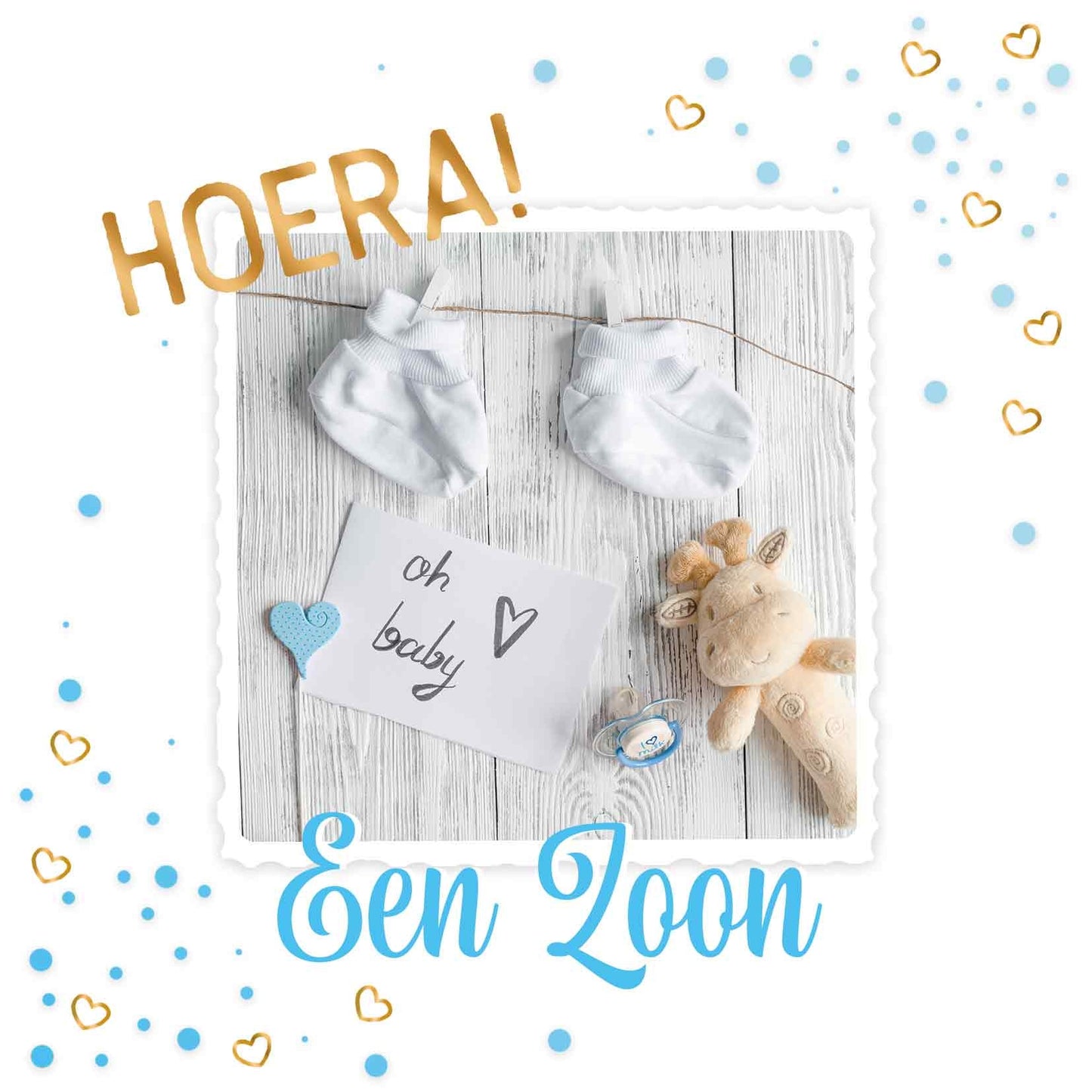 Op deze wenskaart staan kinderstokjes, een speentje en een knuffel. In de illustratie staat de tekst: "Hoera! Een zoon".