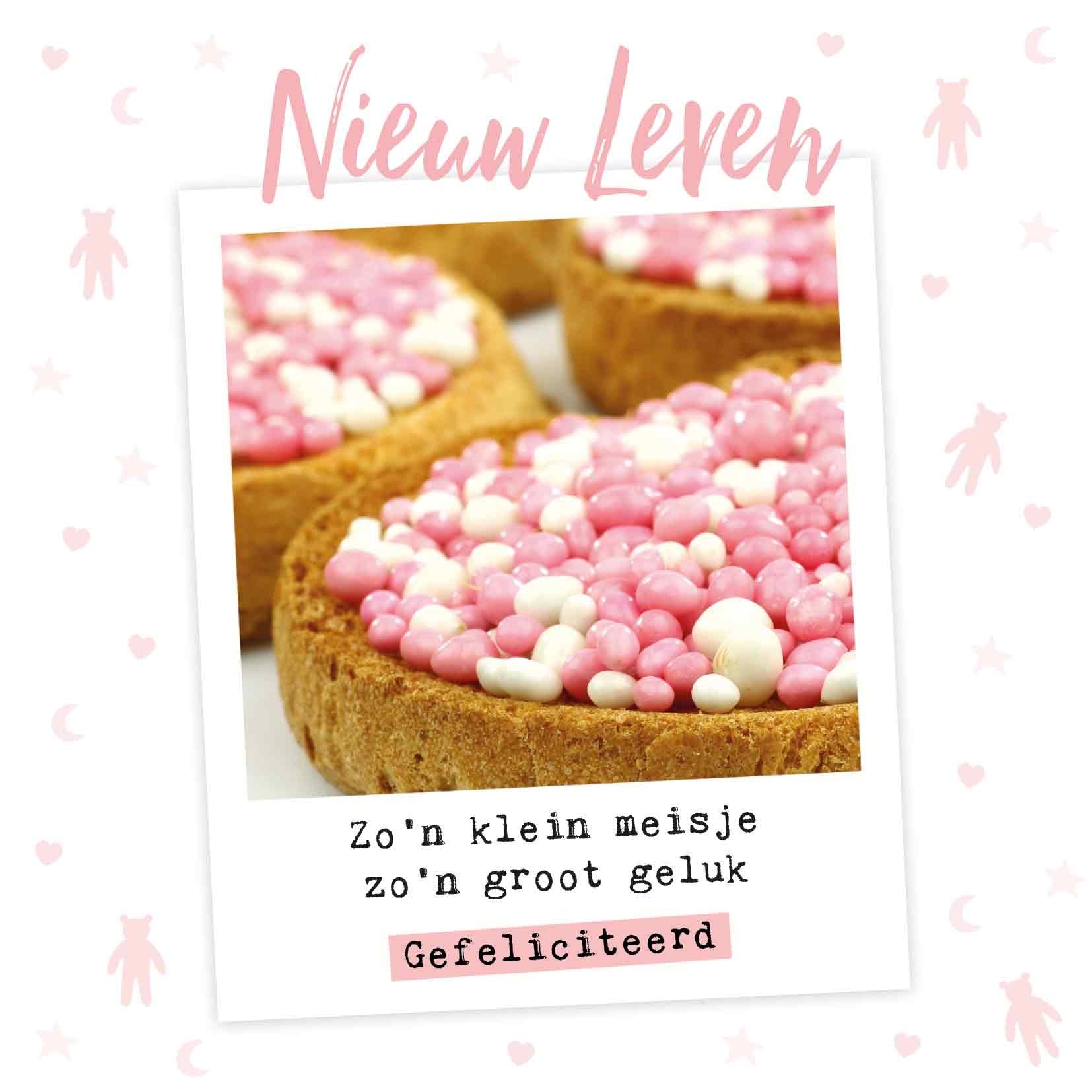 Op deze wenskaart staan beschuit met roze muisjes. In de illustratie staat de tekst: "Nieuw leven zo'n klein meisje zo'n groot geluk gefeliciteerd".