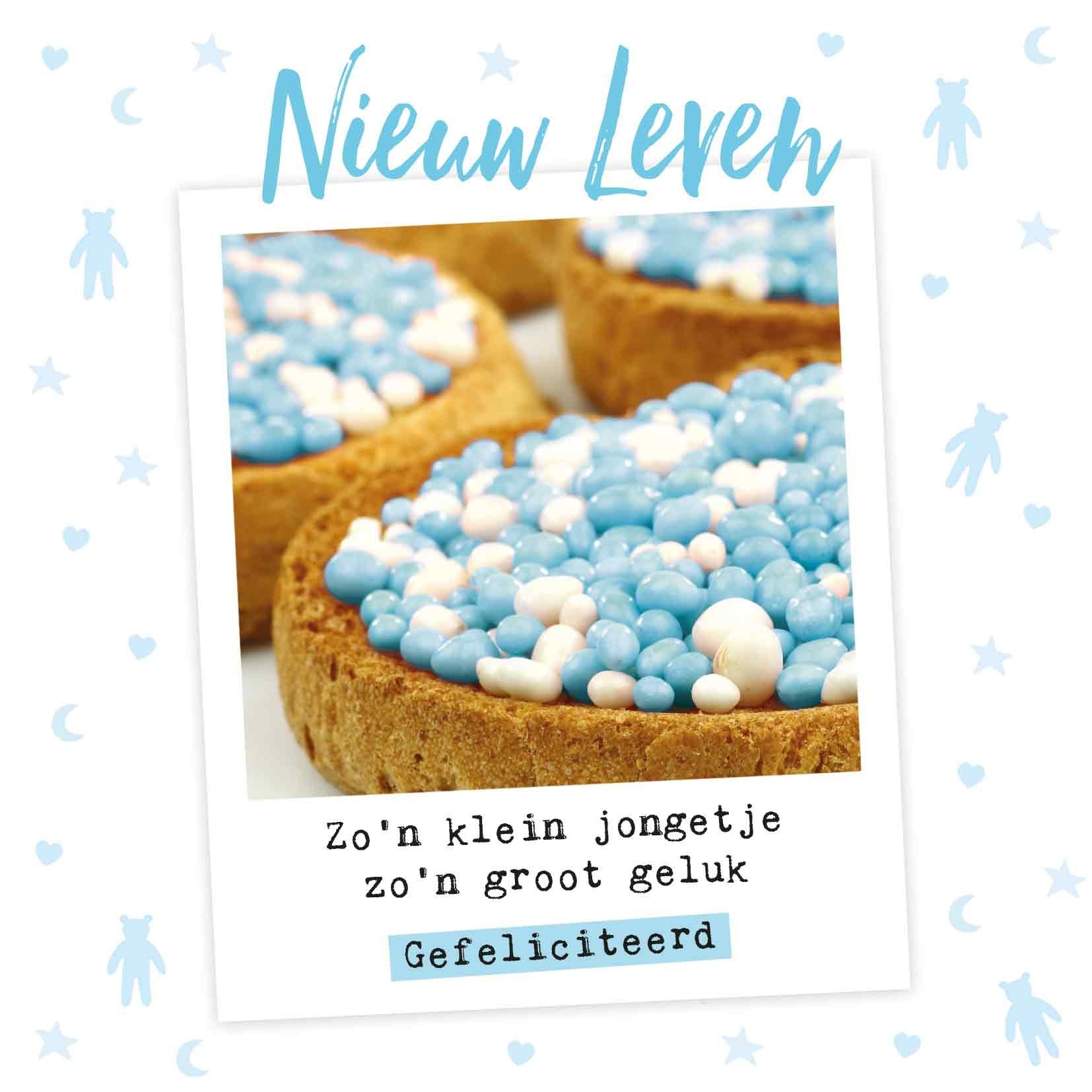 Op deze wenskaart staan beschuit met blauwe muisjes. In de illustratie staat de tekst: "Nieuw leven zo'n klein jongetje zo'n groot geluk gefeliciteerd".