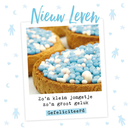 Op deze wenskaart staan beschuit met blauwe muisjes. In de illustratie staat de tekst: "Nieuw leven zo'n klein jongetje zo'n groot geluk gefeliciteerd".