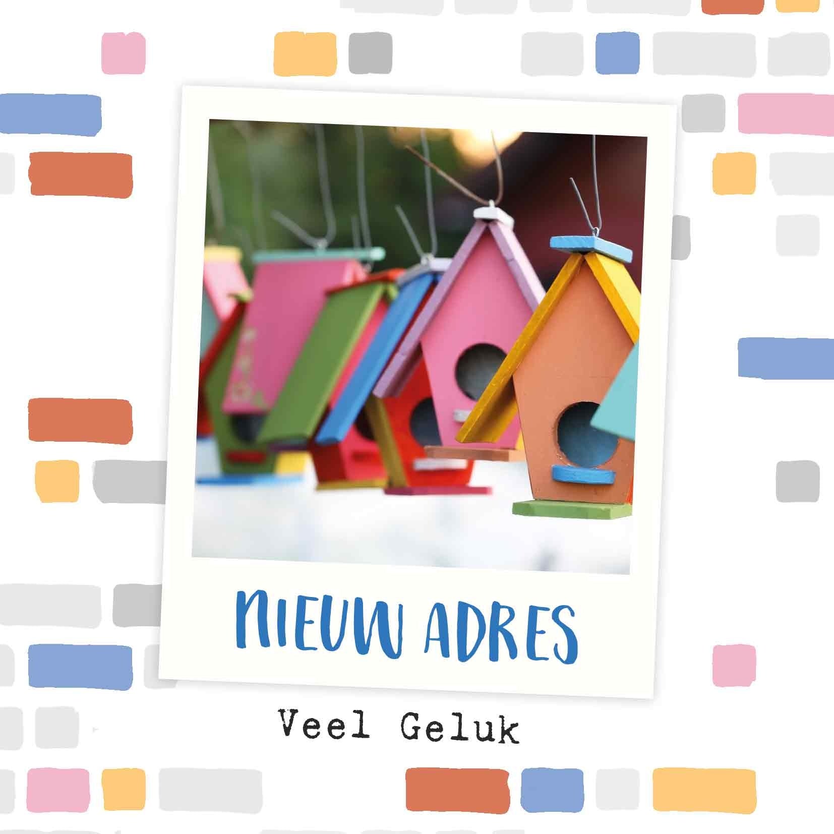 Op deze wenskaart staan vogelhuisjes in diverse kleuren. In de illustratie staat de tekst: "Nieuw adres veel geluk".