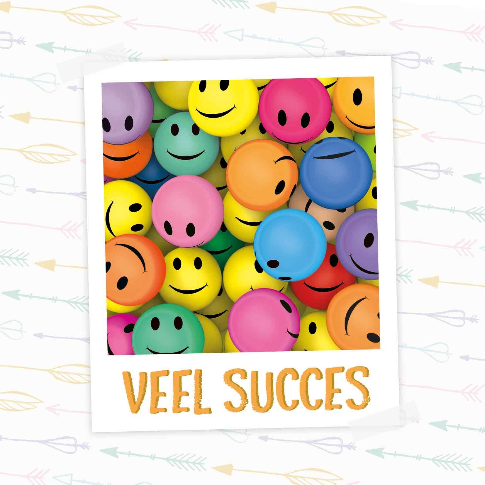 Op deze wenskaart staan smiley's in diverse kleuren met daaronder de tekst: "Veel succes".