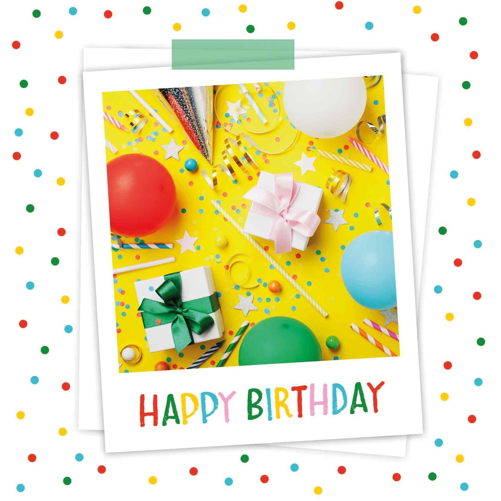 Op deze wenskaart staat confetti met ballonnen, cadeaus en slingers met de tekst: "Happy birthday".
