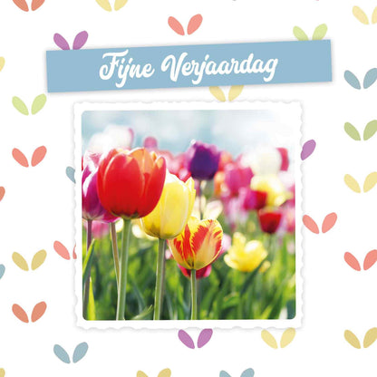 Op deze wenskaart staan tulpen in diverse kleuren met de tekst: "Fijne verjaardag".