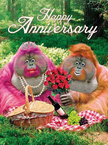 Op deze wenskaart staan twee gorilla's die aan het picknicken zijn in het bos. In de illustratie staat de tekst: "Happy anniversary".