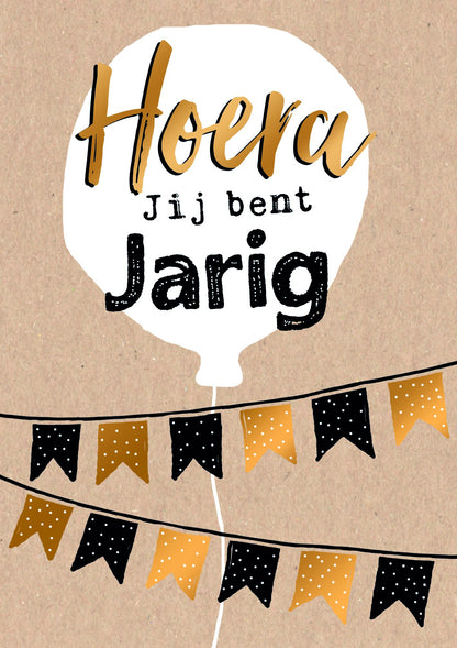 Op deze wenskaart staan slingers met daarboven een ballon met de tekst: "Hoera jij bent jarig".