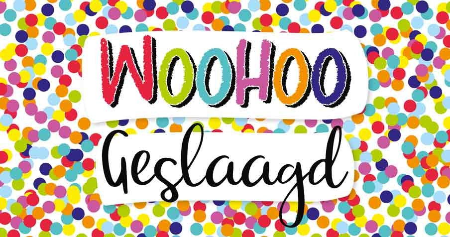 Op deze wenskaart staat confetti in diverse kleuren met in het midden de tekst: "Woohoo geslaagd".