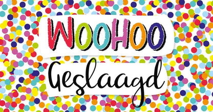 Op deze wenskaart staat confetti in diverse kleuren met in het midden de tekst: "Woohoo geslaagd".