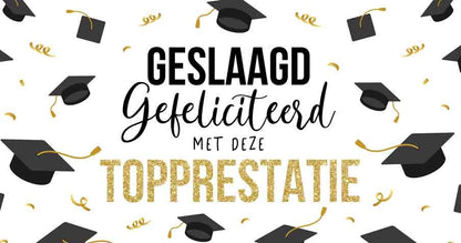 Op deze wenskaart staan afstudeerhoedjes met in het midden de tekst: "Geslaagd gefeliciteerd met deze topprestatie".