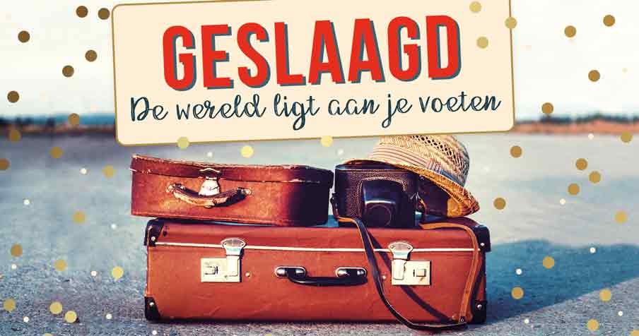 Op deze wenskaart staan reiskoffers met een camera en strohoedje. Daarboven staat de tekst: "Geslaagd de wereld ligt aan je voeten".