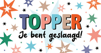 Op deze wenskaart staan sterren in de kleuren oranje, blauw, beige, groen en paars. In het midden staat de tekst: "Topper je bent geslaagd!".