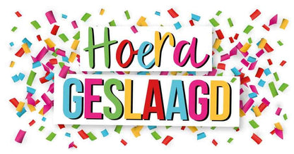 Op deze wenskaart staat confetti in diverse kleuren met in het midden de tekst: "Hoera geslaagd".