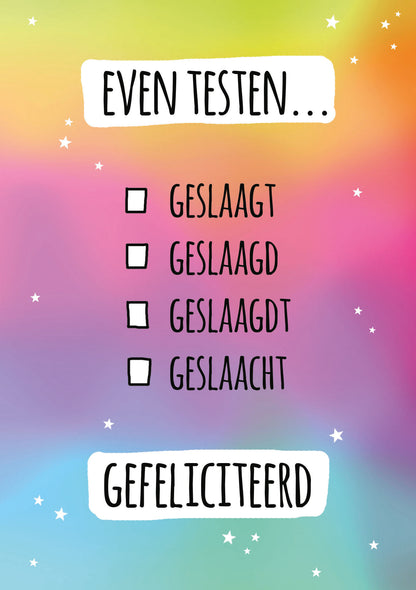 Op deze wenskaart staat de tekst: "Even testen..." met daaronder in bullet points: "Geslaagt", "Geslaagd", "Geslaagdt" en "Geslaacht", "Gefeliciteerd".