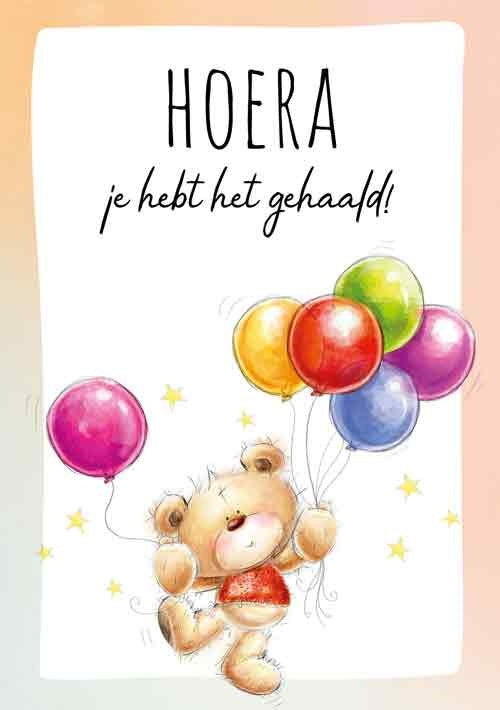 Op deze wenskaart staat een beertje die ballonnen vasthoudt met daarboven de tekst: "Hoera je hebt het gehaald!".