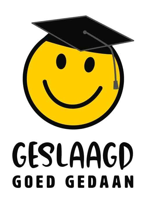 Op deze wenskaart staat een smiley met afstudeerhoedje en daaronder de tekst: "Geslaagd goed gedaan".
