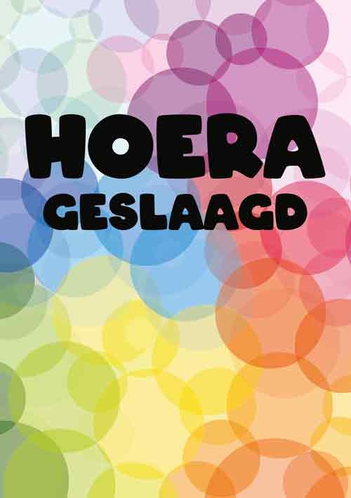 Op deze wenskaart staan stippen in alle kleuren van de regenboog met de tekst: "Hoera geslaagd".