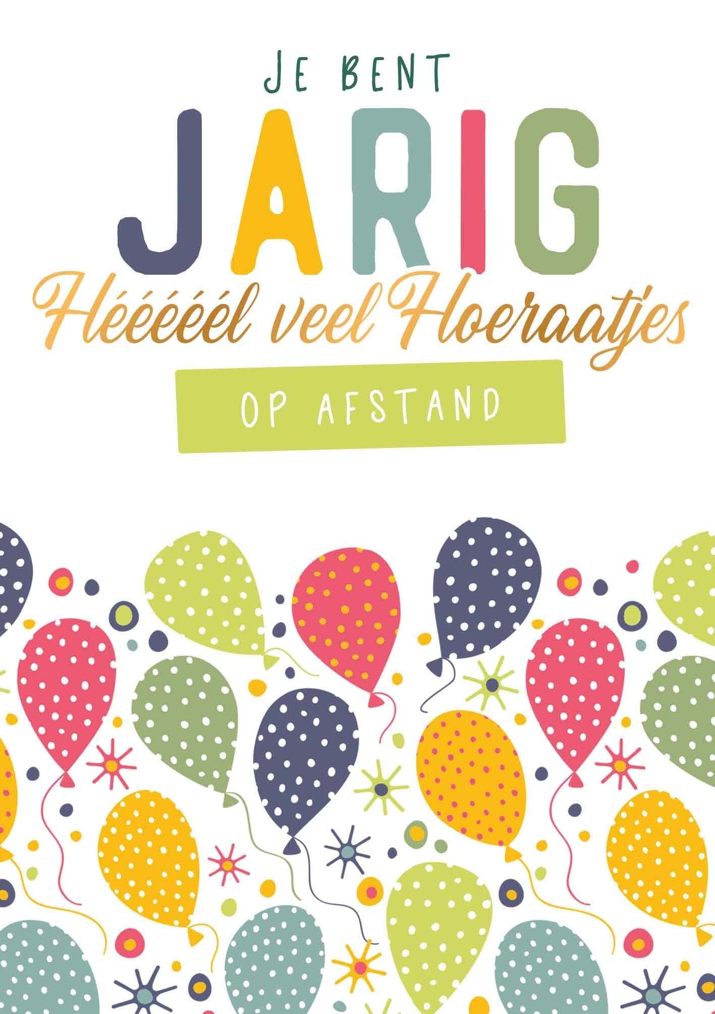 Op deze wenskaart staan ballonnen in de kleuren groen, blauw, rood en geel, met daarboven de tekst: "Je bent jarig héél veel hoeraatjes op afstand".