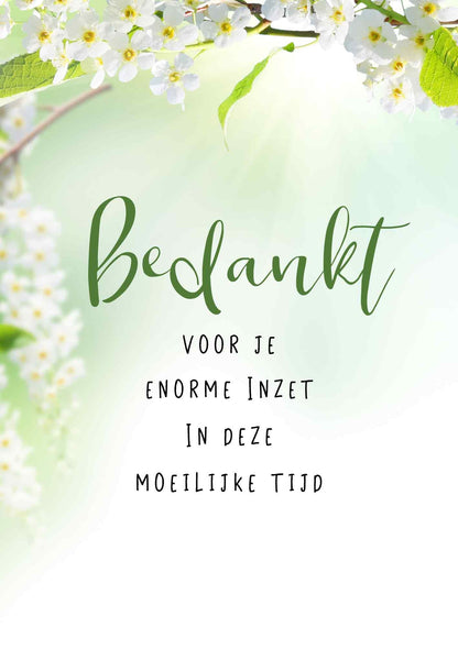 Op deze wenskaart staan witte bloemen op een groene achtergrond met de tekst: "Bedankt voor je enorme inzet in deze moeilijke tijd".