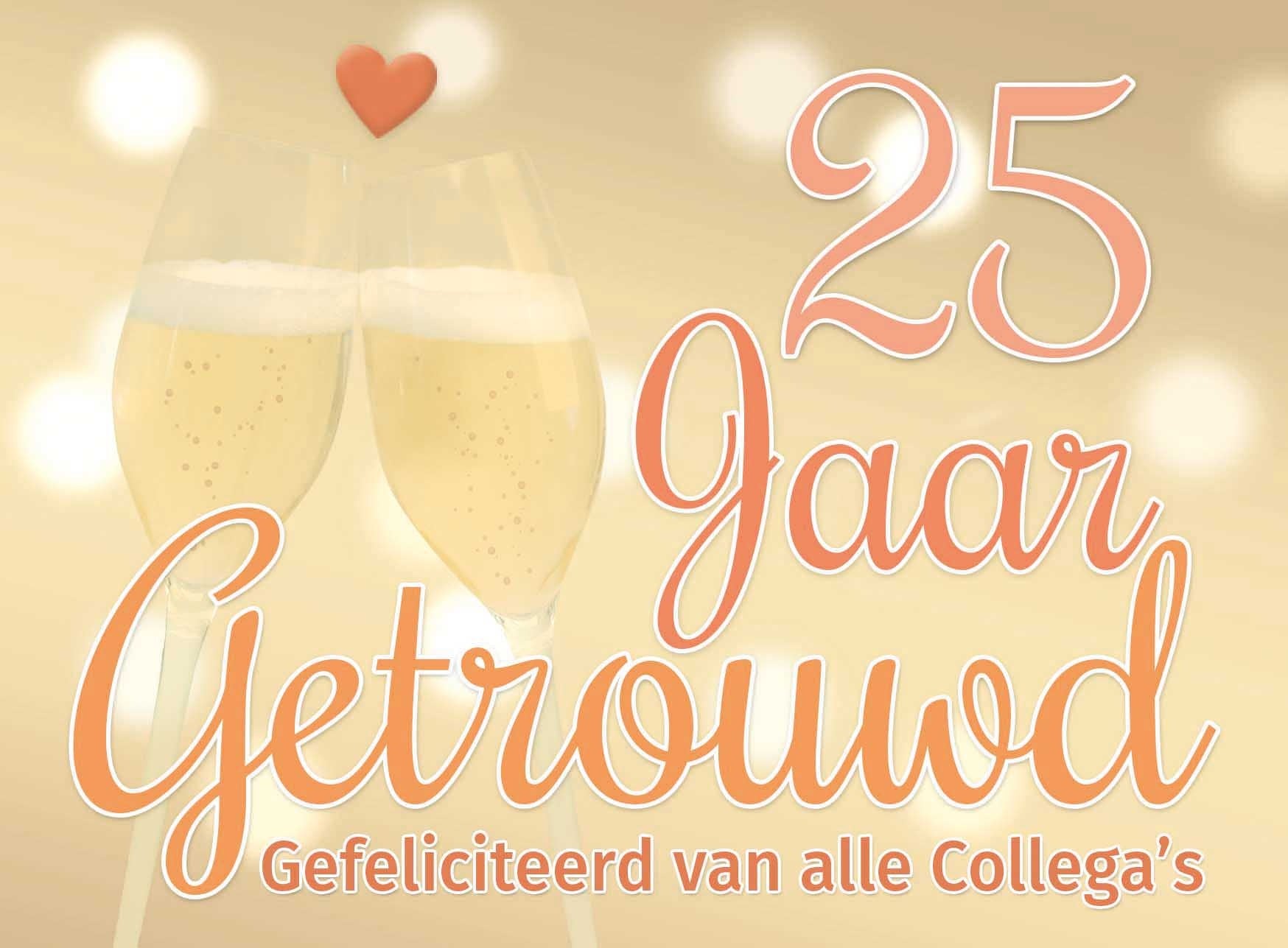Op deze wenskaart staat de tekst: "25 jaar getrouwd gefeliciteerd van alle collega's" met twee champagneglazen op de achtergrond.