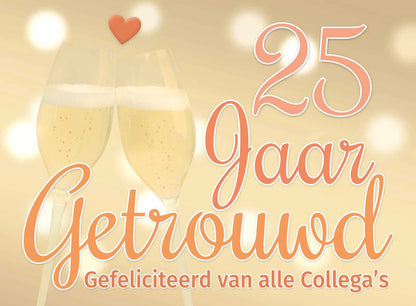 Op deze wenskaart staat de tekst: "25 jaar getrouwd gefeliciteerd van alle collega's" met twee champagneglazen op de achtergrond.