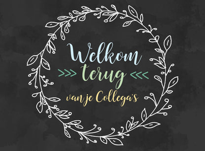 Op deze wenskaart staat de tekst: "Welkom terug van je collega's" omringt door een bloemenkrans. 