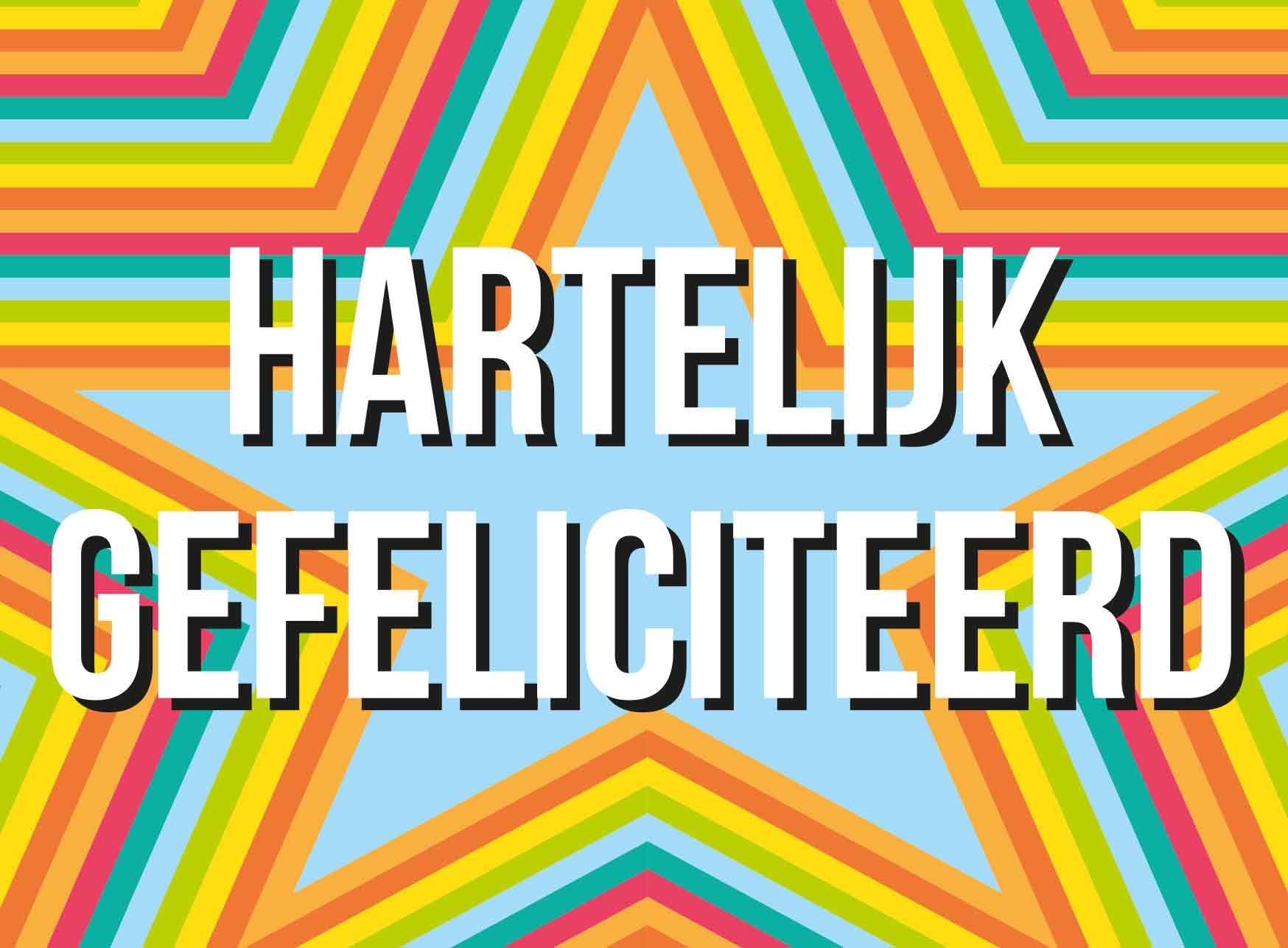 Op deze wenskaart staan sterren in regenboog kleuren met in het midden de tekst: "Hartelijk gefeliciteerd".