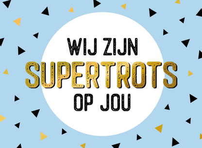 Op deze wenskaart staan driehoekjes in de kleuren zwart en goud. In het midden staat de tekst: "Wij zijn supertrots op jou".