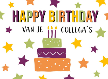 Op deze wenskaart staat een taart omringt door sterren in de kleuren paars, geel en groen. Boven de taart staat de tekst: "Happy birthday van je collega's".
