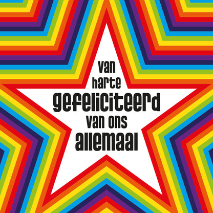 Op deze wenskaart staan sterren in regenboog kleuren met in het midden de tekst: "Van harte gefeliciteerd van ons allemaal".