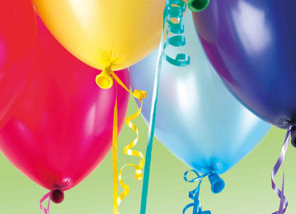 Op deze wenskaart staan ballonnen in de kleuren rood, geel, blauw en paars.
