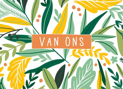 Op deze wenskaart staan bladeren in diverse kleuren groen en geel, met in het midden de tekst: "Van ons".
