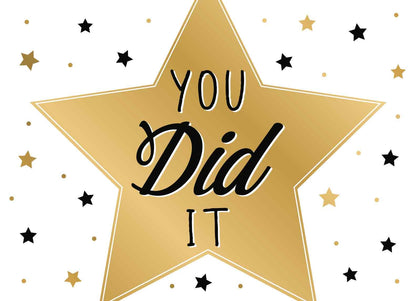 Op deze wenskaart staat een grote gouden ster omringt door kleinere gouden en zwarte sterren. In het midden staat de tekst: "You dit it".