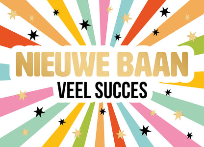 Op deze wenskaart staat de tekst: "Nieuwe baan veel succes" omringt door lijnen in regenboog kleuren die lijken op zonnestralen.