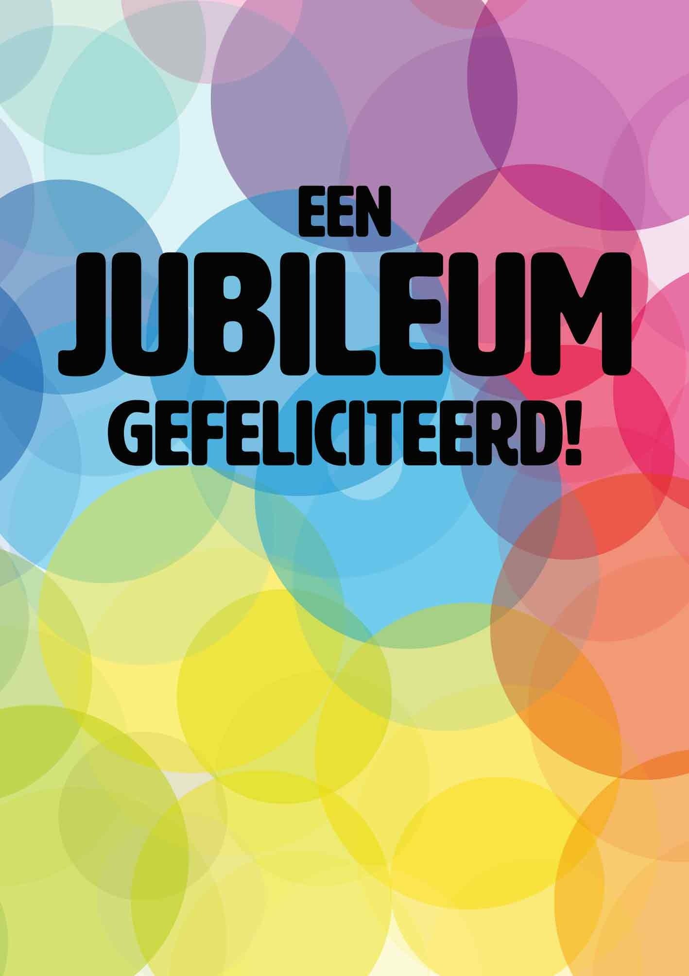Op deze wenskaart staan stippen in de kleuren groen, blauw, paars, rood, oranje, groen en geel met in het midden de tekst: "Een jubileum gefeliciteerd!".