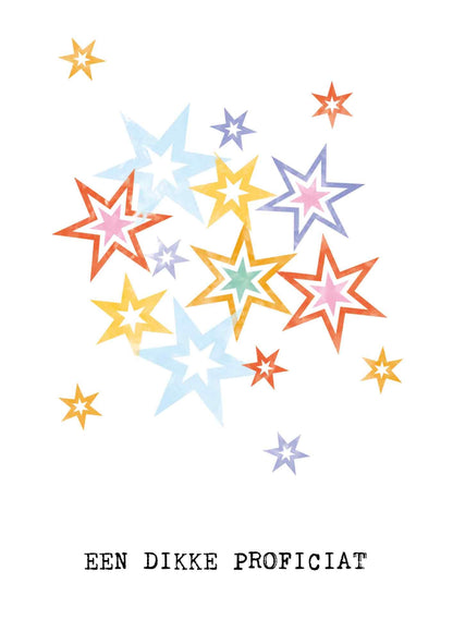 Op deze wenskaart staan sterren in de kleuren rood, blauw, paars, oranje en roze met daaronder de tekst: "Een dikke proficiat".