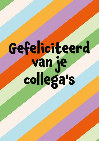 Op deze wenskaart staan lijnen in de kleuren rood, oranje, paars, wit, groen en blauw met in het midden de tekst: "Gefeliciteerd van je collega's".