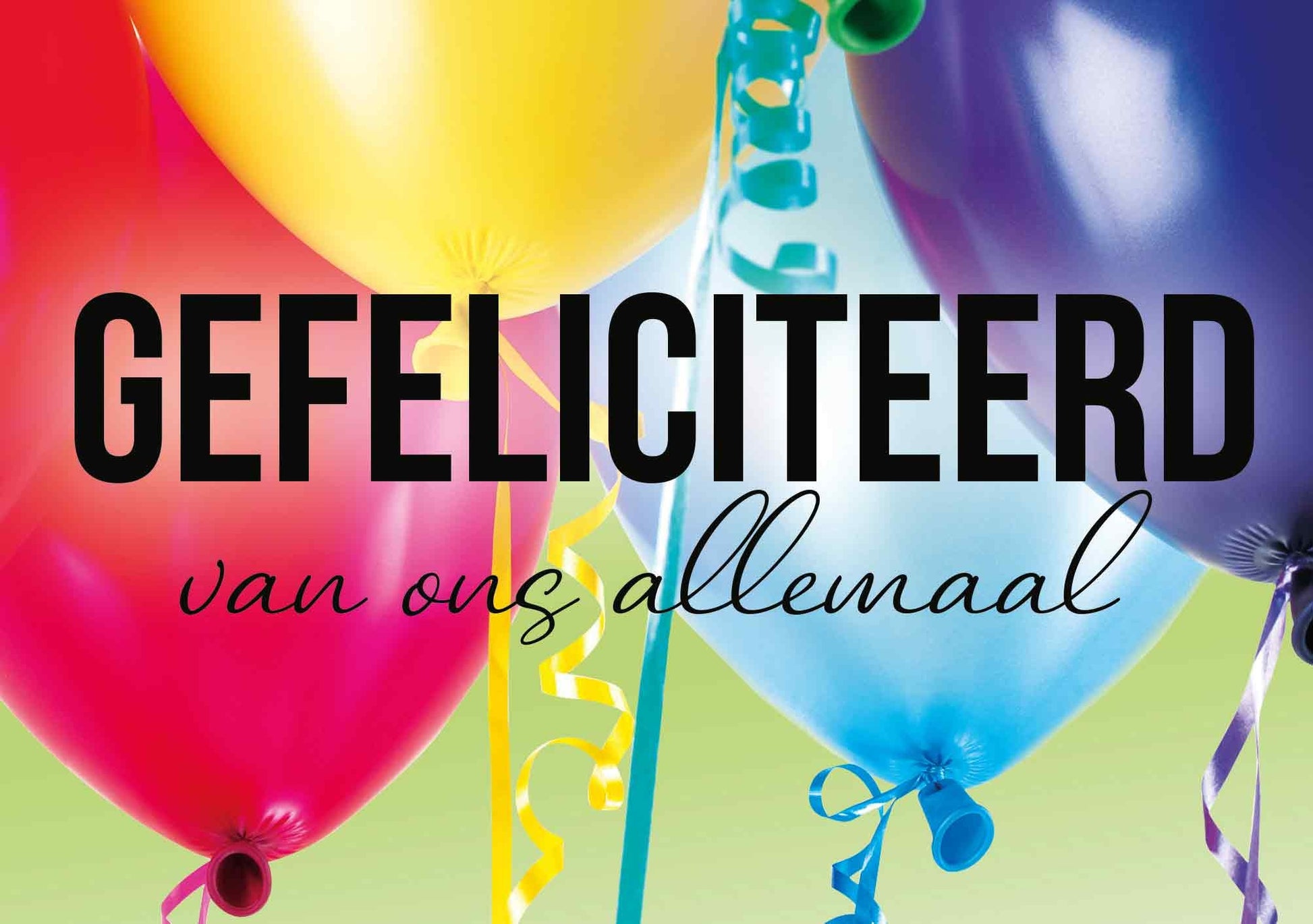 Op deze wenskaart staan ballonnen in de kleuren rood, geel, blauw en paars met in het midden de tekst: "Gefeliciteerd van ons allemaal".