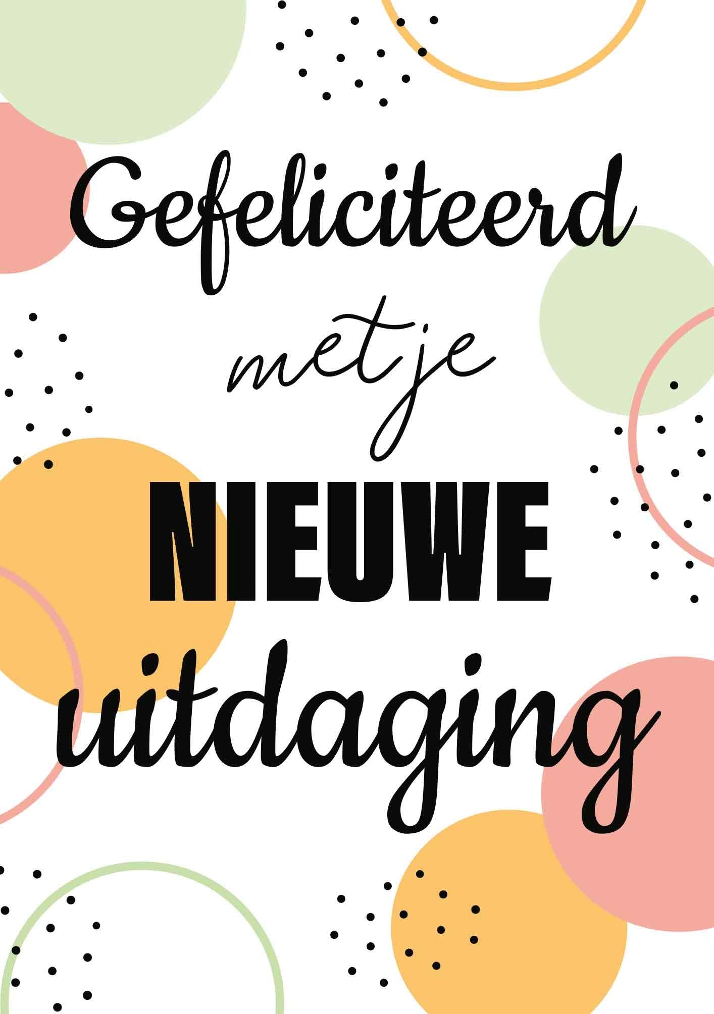 Op deze wenskaart staan stippen in de kleuren roze, oranje, groen en zwart met in het midden de tekst: "Gefeliciteerd met je nieuwe uitdaging".
