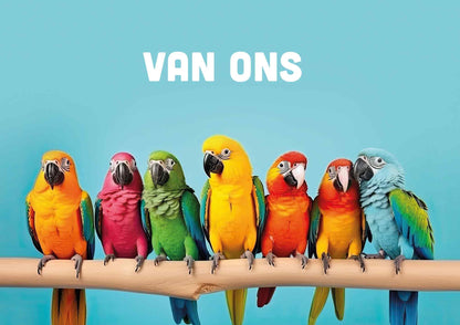 Op deze wenskaart staan papegaaien die op een stok zitten met daarboven de tekst: "Van ons".