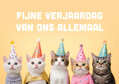 Op deze wenskaart staan katten die een feesthoedje hebben. Daarboven staat de tekst: "Fijne verjaardag van ons allemaal".