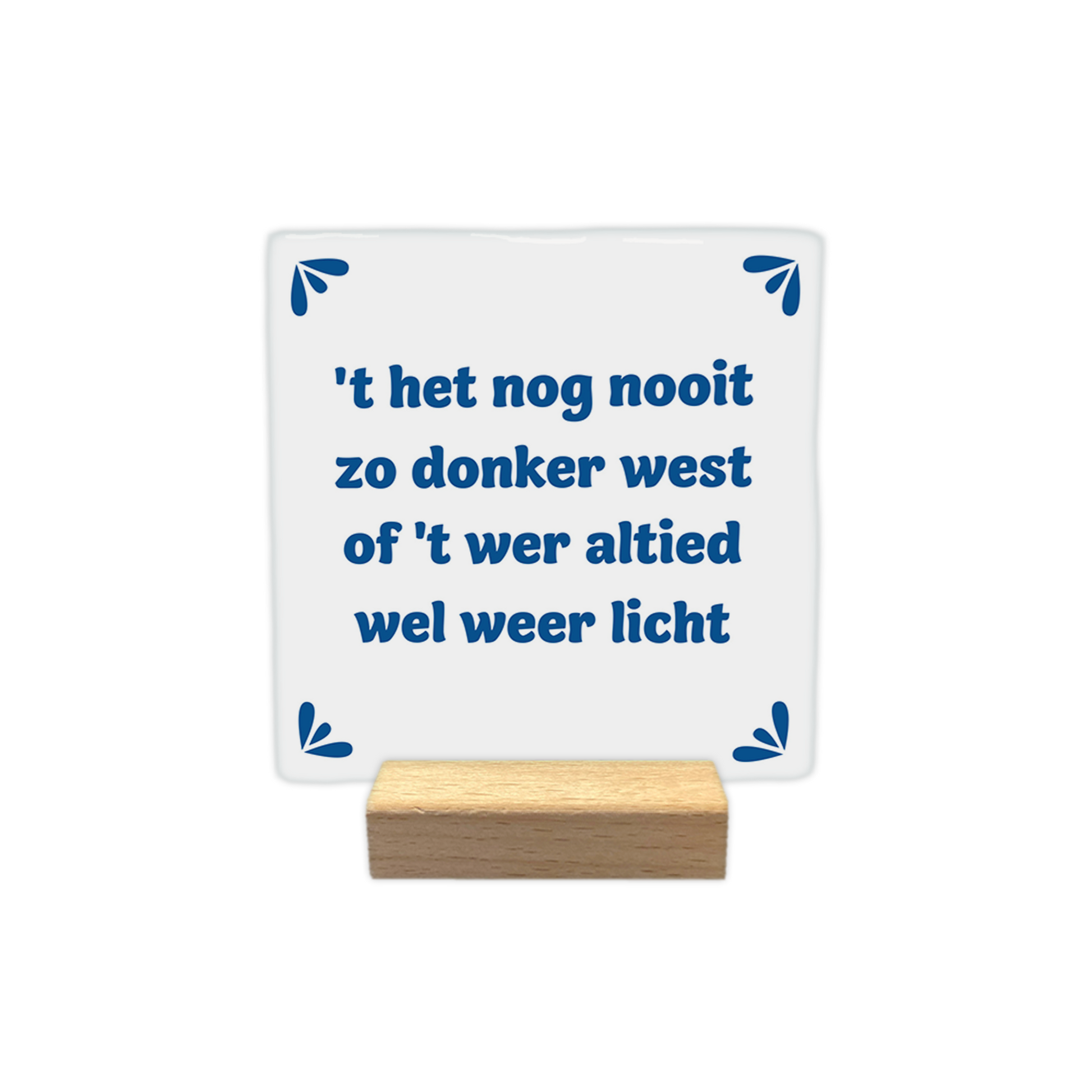 t het nog nooit zo donker west - Decoratie tegel - Formaat: - Op deze decoratie tegel staat de tekst "'t het nog nooit zo donker west of 't wer altied wel weer licht" in blauwe letters centraal afgebeeld. De achtergrond van de tegel is wit. In elke hoek van de tegel is een klein, blauw decoratief motiefje geplaatst. - Snelwenskaart