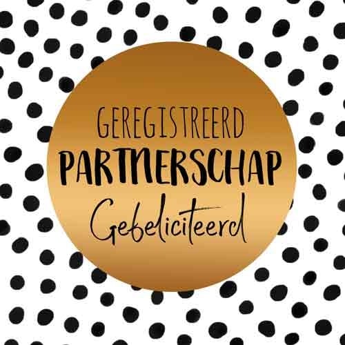 Op deze wenskaart staan zwarte stippen met in het midden een gouden stip met de tekst: "Geregistreerd partnerschap gefeliciteerd".