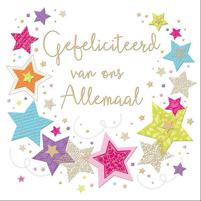 Op deze wenskaart staan sterren in diverse kleuren met in het midden de tekst: "Gefeliciteerd van ons allemaal".